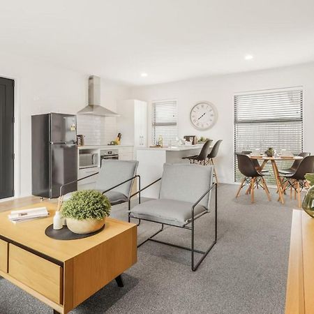 Modern And Central With 2 Ensuites -By Kosh Bnb Hamilton Exterior photo