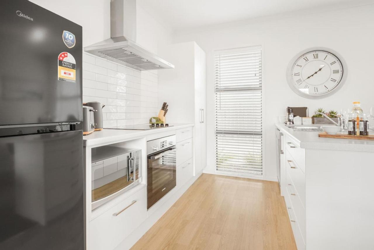 Modern And Central With 2 Ensuites -By Kosh Bnb Hamilton Exterior photo