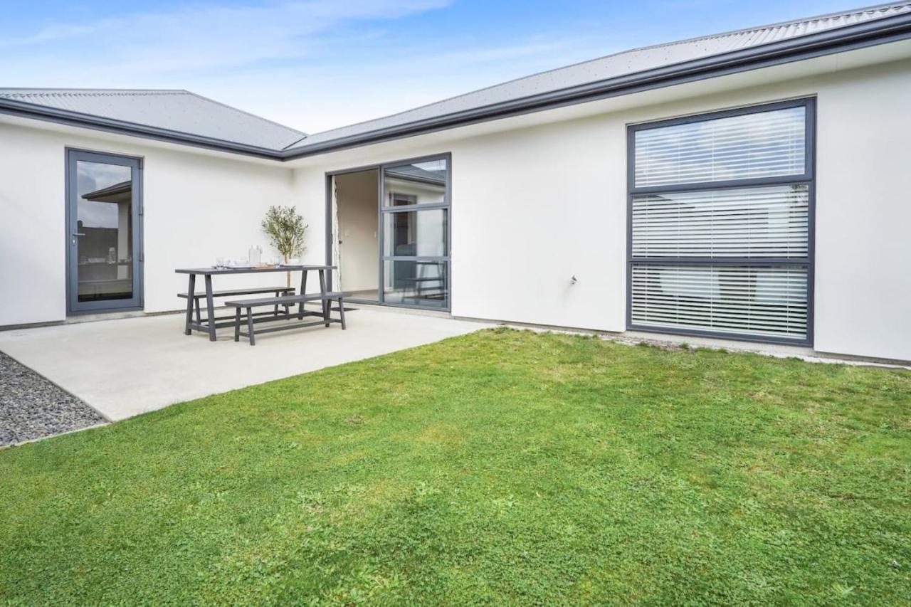 Modern And Central With 2 Ensuites -By Kosh Bnb Hamilton Exterior photo